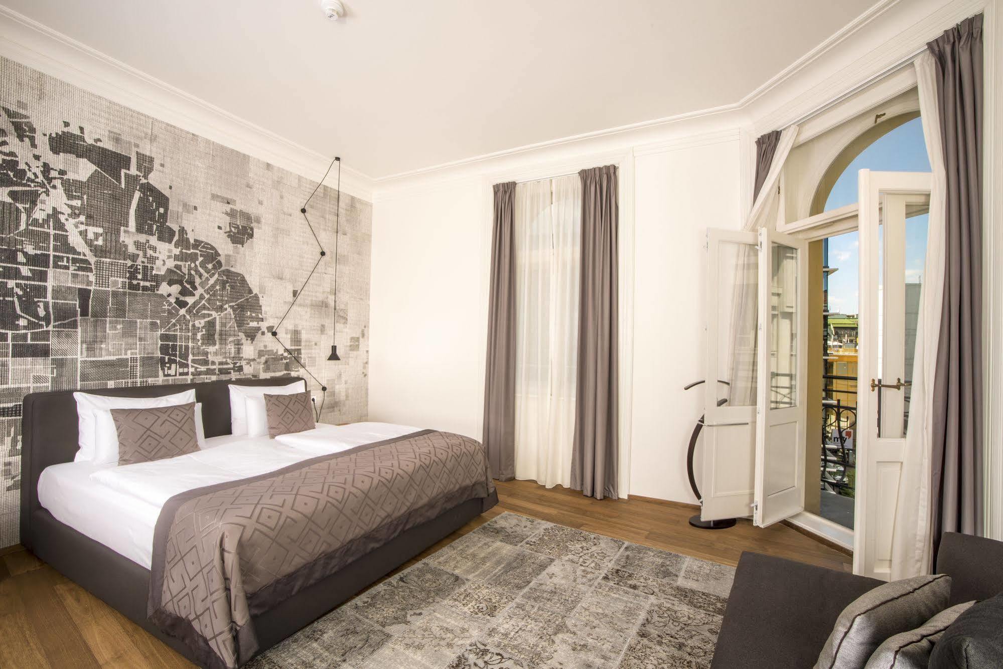 Golden Crown Hotel 4*